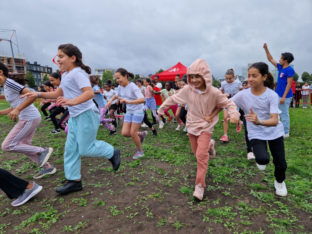 1.960 kinderen spurten door Park Spoor Noord tijdens scholenveldloop